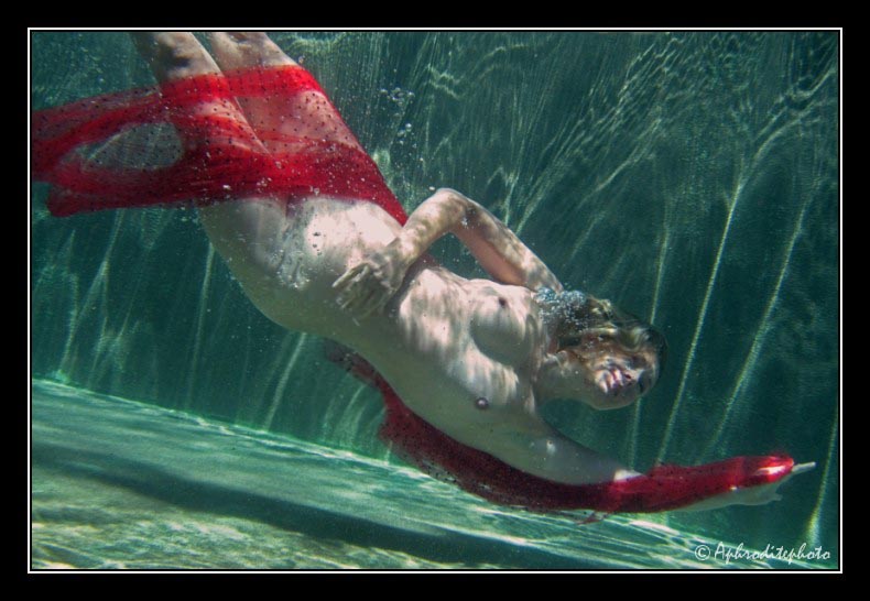 024 La sirène au voile rouge 